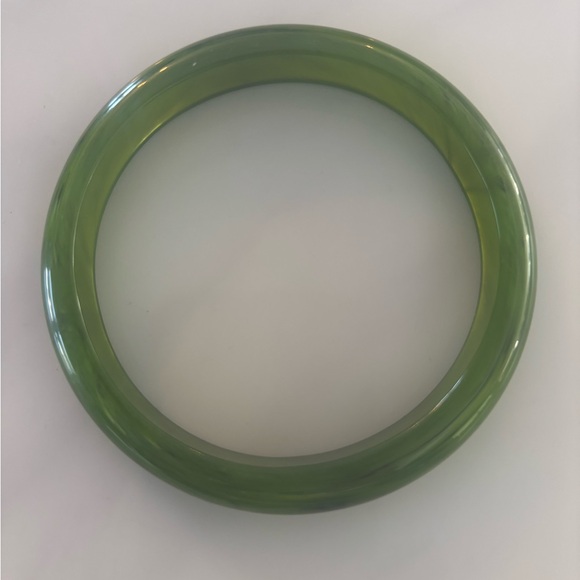 Chic Green Jade colored Bracelet - Picture 3 of 3